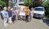 Frauen der kfd Pfarrei St. Antonius stehen mit Tafel-Koordinator Daniel Ruppert vor zwei Tafel-Fahrzeugen , zu sehen ist auch eine symbolscher Scheck, auf dem die Spendensumme 300 Euro eingetragen ist.
