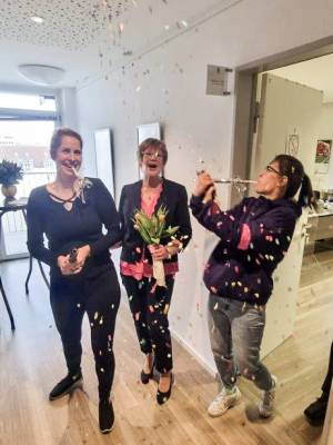 Konfettiraketen für Jubilarin Barbara Zenke (m).