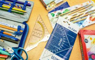 „Volle Tonne“ – damit kein Kind zurückbleibt Bleistift abgebrochen, Zirkel nie besessen: Wenn Kindern das nötige Schulmaterial fehlt, leiden...