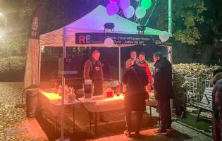 „Recklinghausen leuchtet“: Bratwurst und Getränke für den guten Zweck Wenn die Recklinghäuser Altstadt wieder in buntem Licht erstrahlt, ist auch die Tafel...