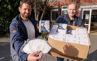 Apotheker spendete FFP2-Masken Was für eine tolle Aktion von Frank Gretenkord, Inhaber der Rosen-Apotheke in König...