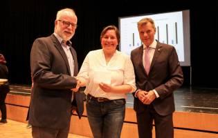 Stadt-Mitarbeitende verzichten auf einen Teil ihres Gehaltes Wenn Viele auf wenig verzichten, kommt ein großer Betrag zusammen: Die Belegschaft der Stadt...