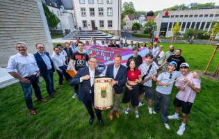 Friedensfestival für Vielfalt in Europa - Frieden-Buttons am SkF-Stand Gleich 16 Live-Acts aus dem Sparkassen-Clubraum spielen am 25. Mai im Willy-Brandt-Park in der...