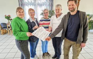 kfd St. Antonius spendet für Bildungsoffensive Die kfd St. Antonius hilft der Bildungsoffensive von Sozialdienst katholischer Frauen (SkF)...